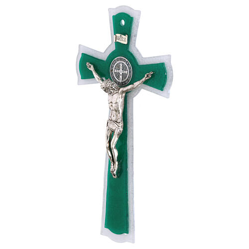 Cruz com círculo de São Bento em vidro branco e verde, corpo e medalha em metal 26x14 cm