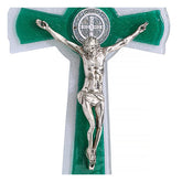 Cruz com círculo de São Bento em vidro branco e verde, corpo e medalha em metal 26x14 cm