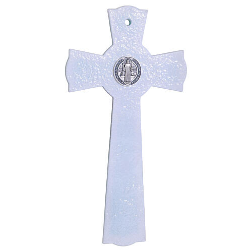 Cruz com círculo de São Bento em vidro branco e verde, corpo e medalha em metal 26x14 cm