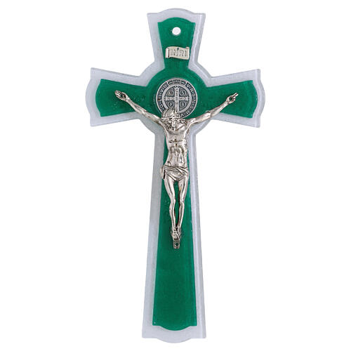 Cruz com círculo de São Bento em vidro branco e verde, corpo e medalha em metal 26x14 cm
